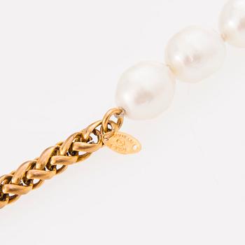 A 1980s Chain and Pearls Necklace.