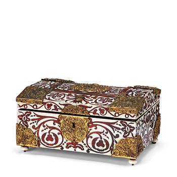 126. A Baroque 18th century tortoiseshell and antler veneered casket.