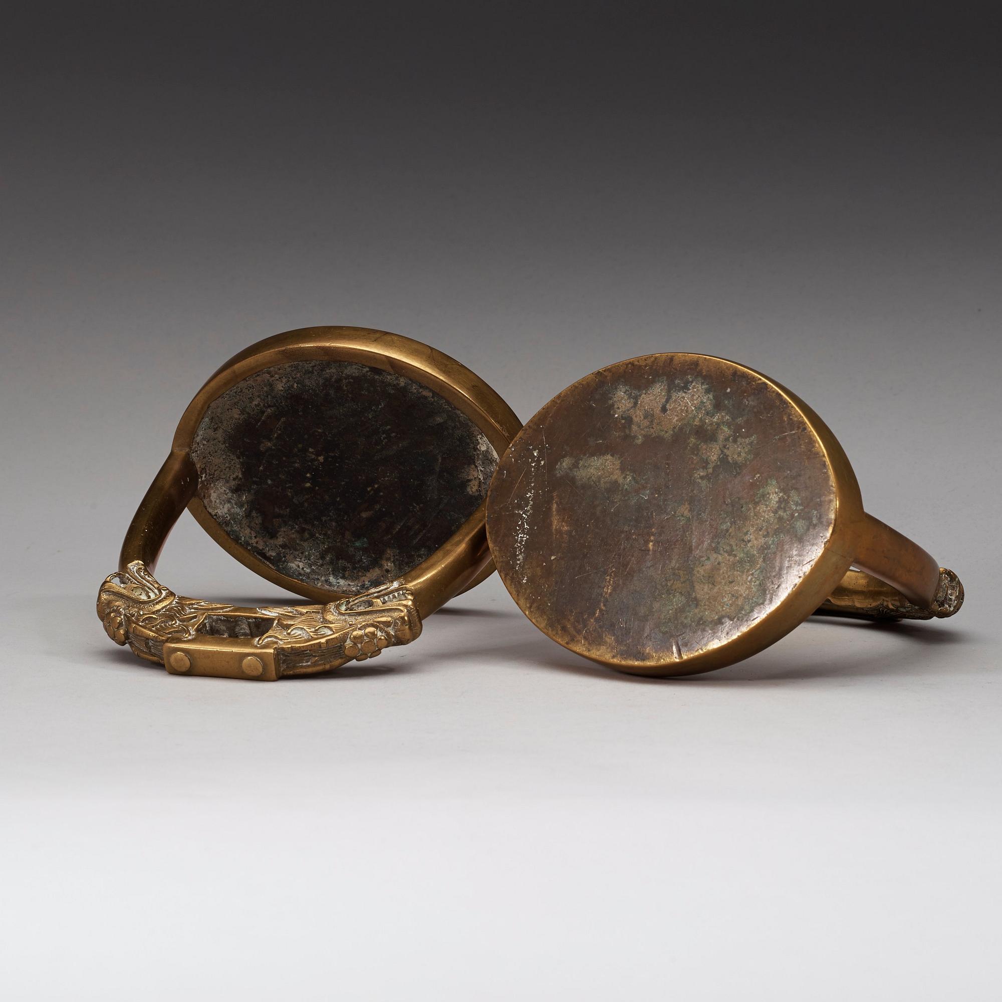 STIGBYGLAR, ett par, brons. Qing dynastin, 1800-tal.