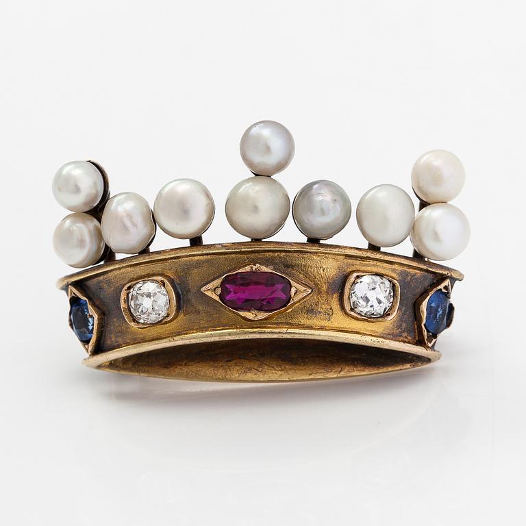 Brosch, friherrelig krona, 18K guld, gammalslipade diamanter ca 0.28 ct totalt, rubin, safirer och odlade pärlor.