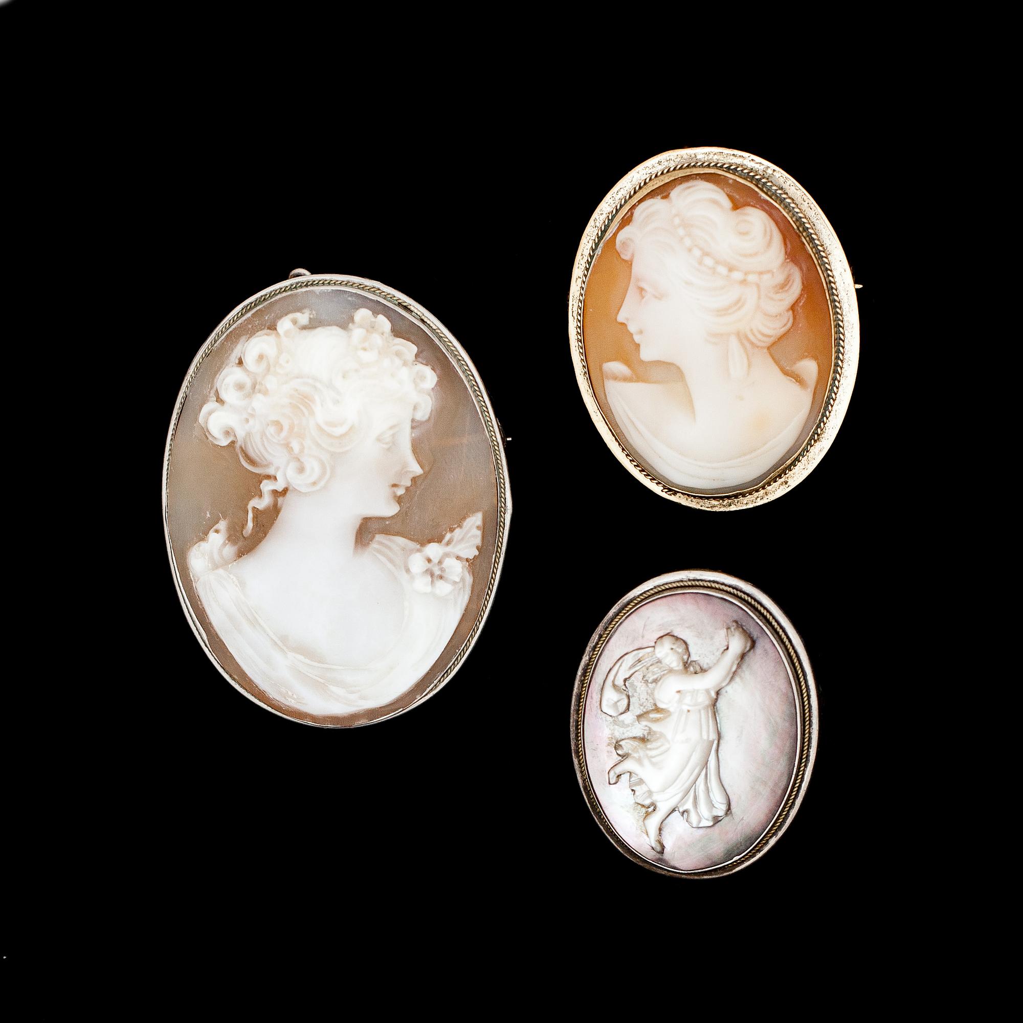 BROSCH/HÄNGE, 3 st. Delvis silver med sk. camé. 1900-talets första hälft.