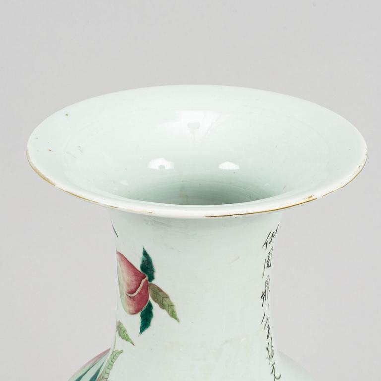 A large vase, China, 20th Century.