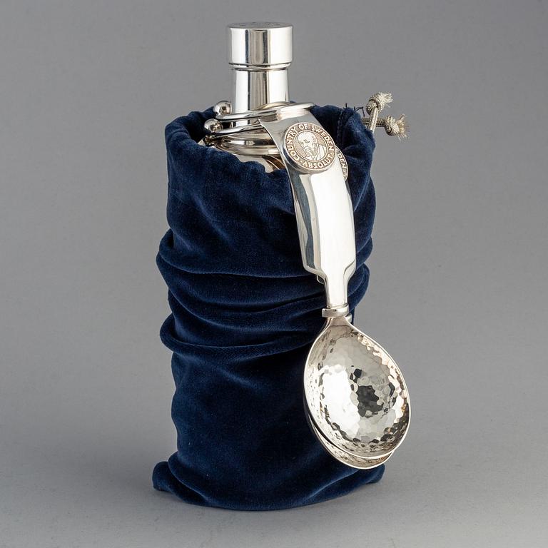 VODKAFLASKA OCH TVÅ SKEDAR, sterlingsilver, 1900-talets slut. Dustbag medföljer.