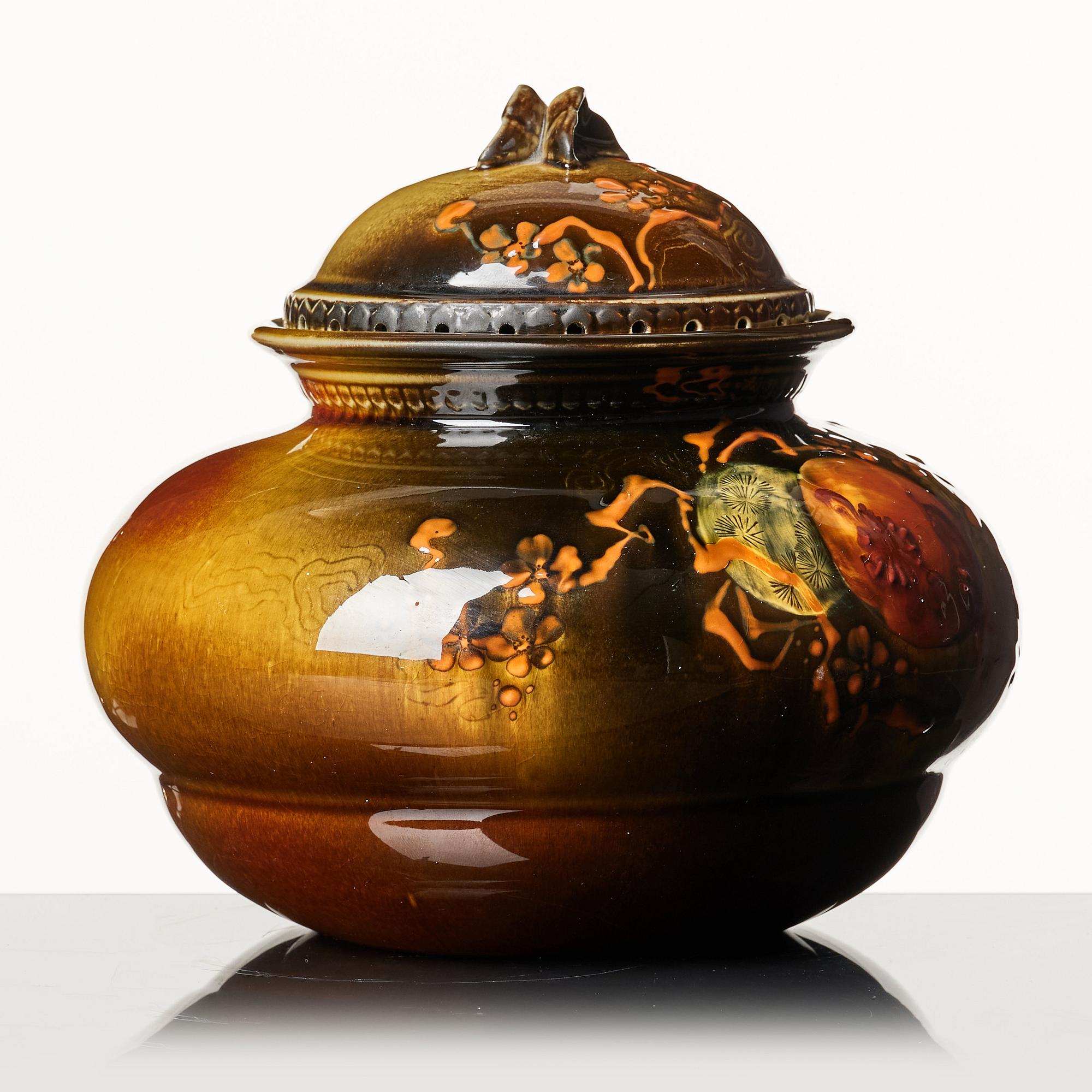 Rookwood pottery, a ceramic jar with cover, Cincinnati, USA 1888, model 326.