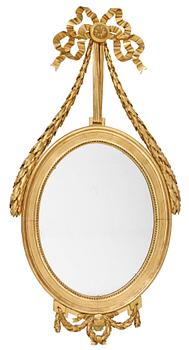 919. A Gustavian mirror.