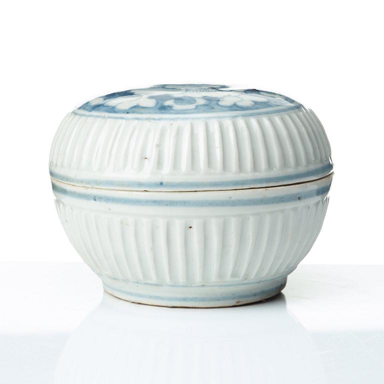 A large blue and white kraak box with cover, Ming dynasty, Wanli (1572-1620).