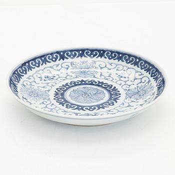 A blue and white Chinese porcelain dish, late Qing dynasty.