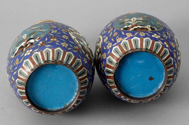 A pair of cloisonné vases, late Qing dynasty, late 19th Century.