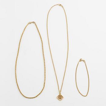 Två halskedjor, ett med hänge och ett armband, 18K guld.