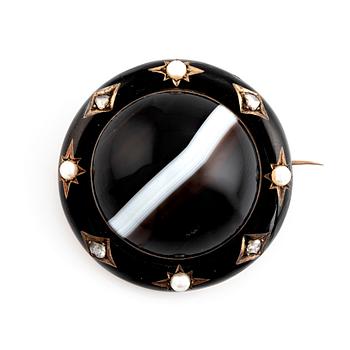 A banded agate brooch set with rose-cut diamonds and pearls.