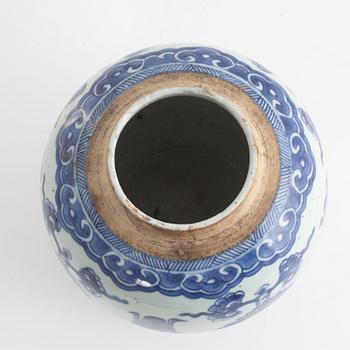 A blue and white Chinese jar, Qing dynsaty, Kangxi (1662-1722).