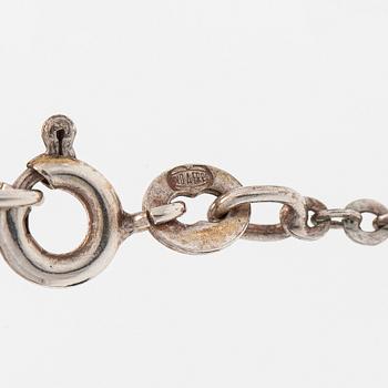 Tapio Wirkkala, riipus, "Päärynä", sterlinghopeaa, ja ketju. Kultakeskus, Hämeenlinna 1975.