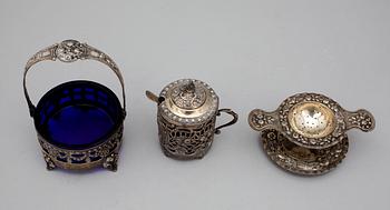 SERVISDELAR, 3 st, silver och glas, Tyskland. Svenska importstämplar 1900-tal. Tot. vikt utan glas 305 g.