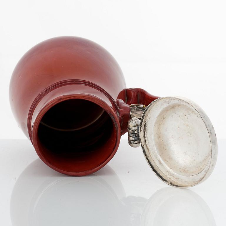 Mugg med lock, glas imiterande agat och lock av silver, ostämplad, Nordeuropa omkring 1600.