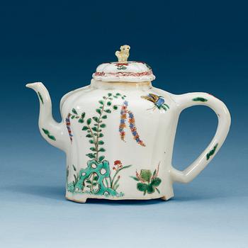 1805. A famille verte teapot, Qing dynasty.