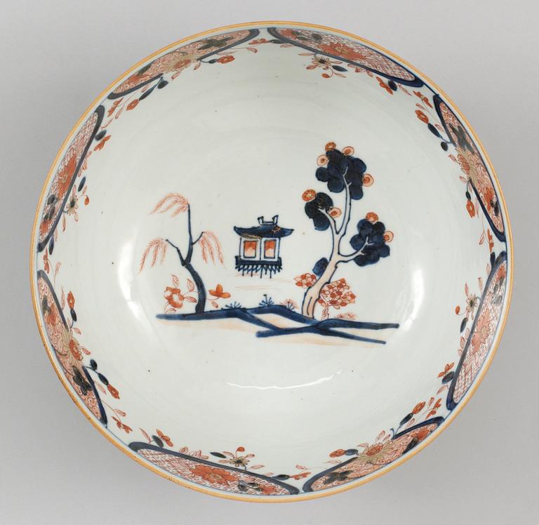 An imari punch bowl, Qing dynasty, Kangxi (1662-1722).