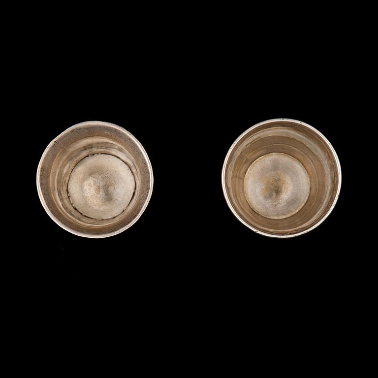 BÄGARE, 2 st, silver, Moskva 1858 och Österrike-Ungern/Polen 1800-tal. Totalvikt 90 g.