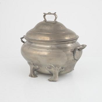 A pewter tureen with cover by Peter Larsson Holmin, Borås, Sweden, 1784.