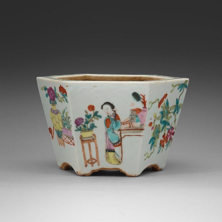 A famille rose flower pot, late Qing dynasty (1644-1912).