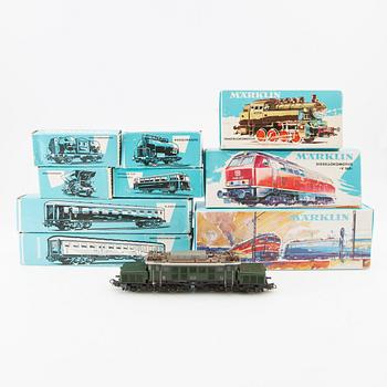 Märklin, 4 st. lok, bl a modell 3031 och 3074, 6 vagnar av olika modell.