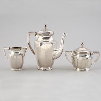 KAFFESERVIS, 3 delar, silver, CG Hallberg, Stockholm 1916/17. Vikt ca 939 gram.