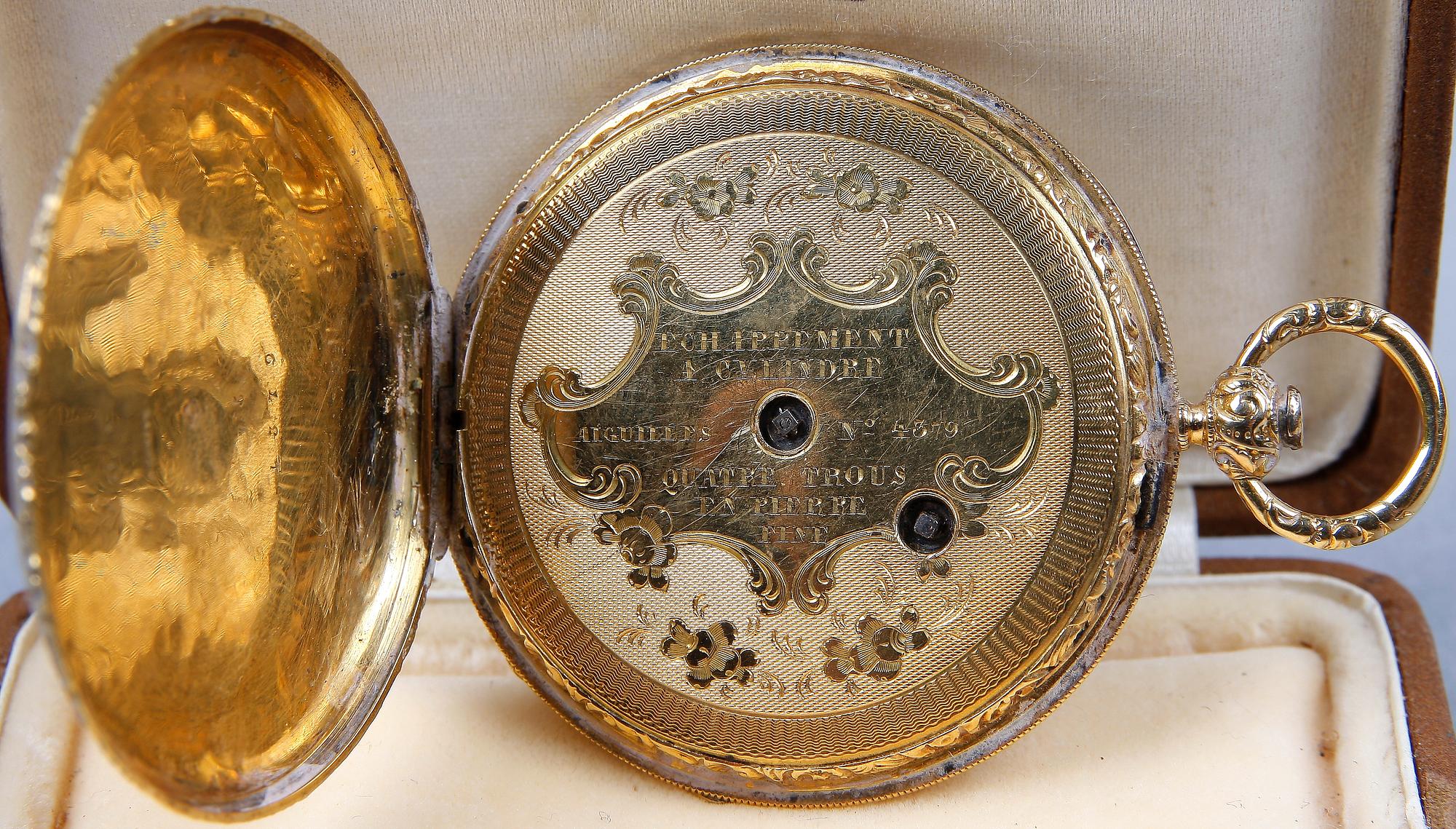 HERRFICKUR SAMT URNYCKEL, guld, bla 18K, märkt Aiguilles, 1800-talets första hälft resp Stockholm, dat 1816.