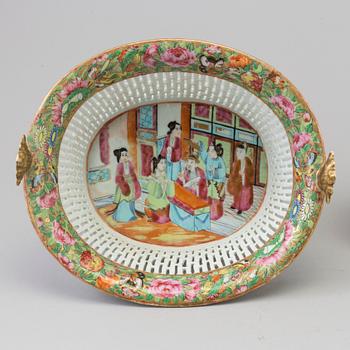 A famille rose porcelain chestnut basket with dish, Canton, Qing dynasty, 19th century.
