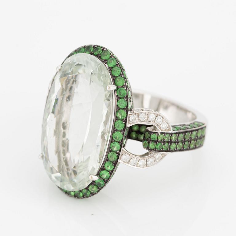 Ring in 18K gold with a faceted prasiolite.