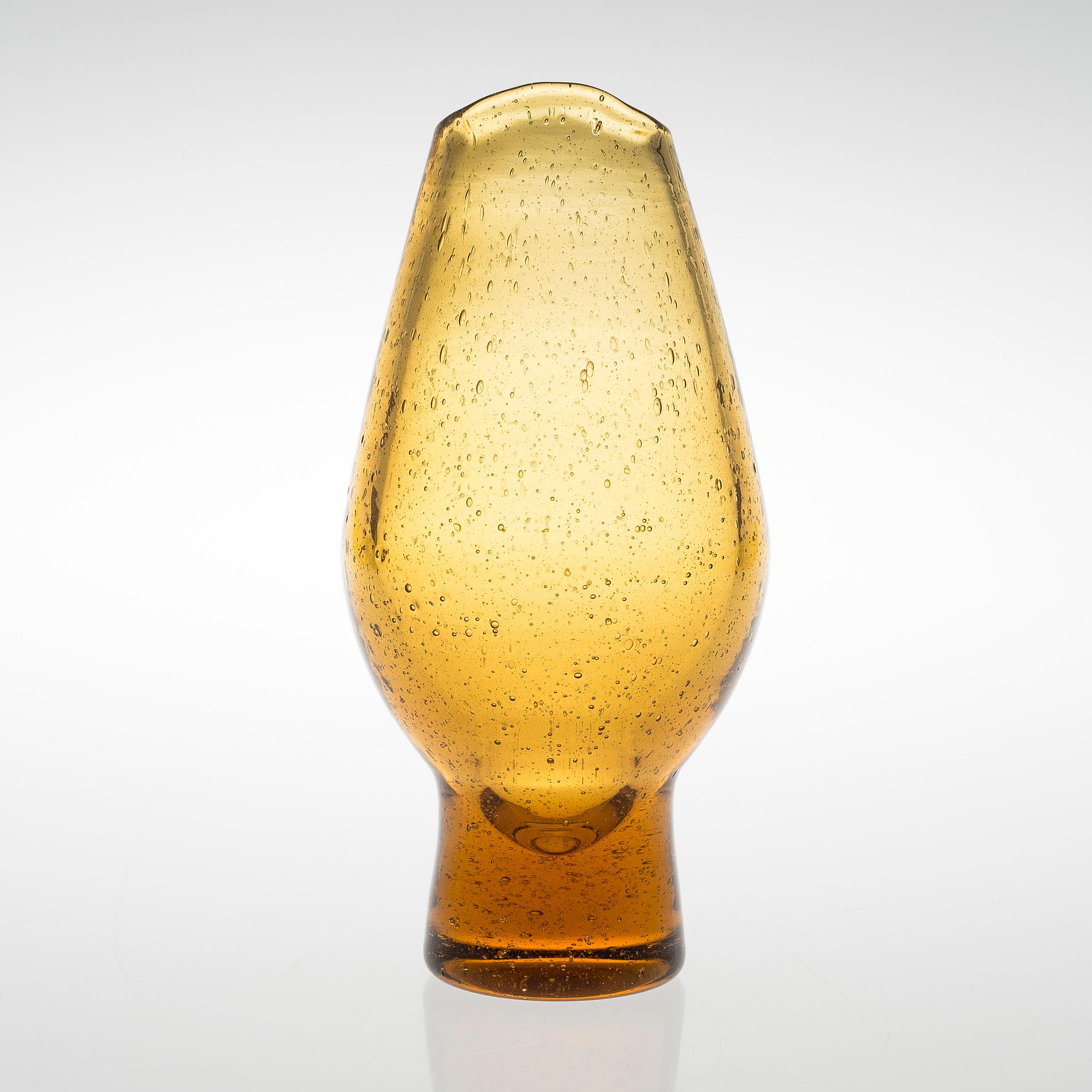 A vase signed Runar Engblom Riihimäen Lasi Oy. From the 1950/60s.