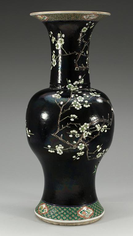 A famille noire vase, late Qing dynasty (1644-1912).