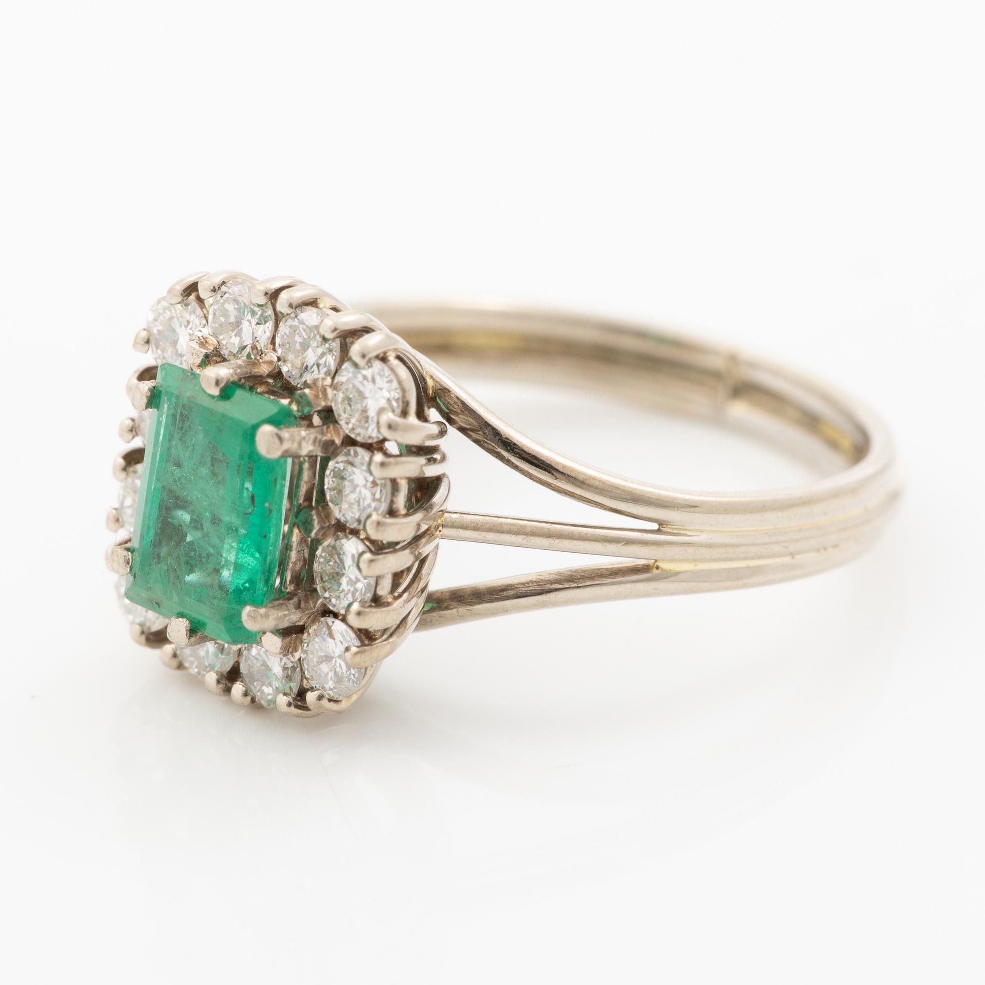 Ring, 18K white gold with an emerald and brilliant-cut diamonds.