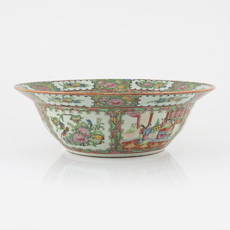 A porcelain wash basin, Kanton, China, late 19th century.