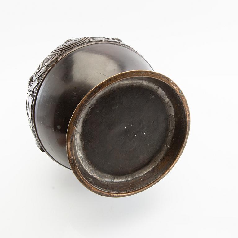 Vase East Asia 20th century bronze.