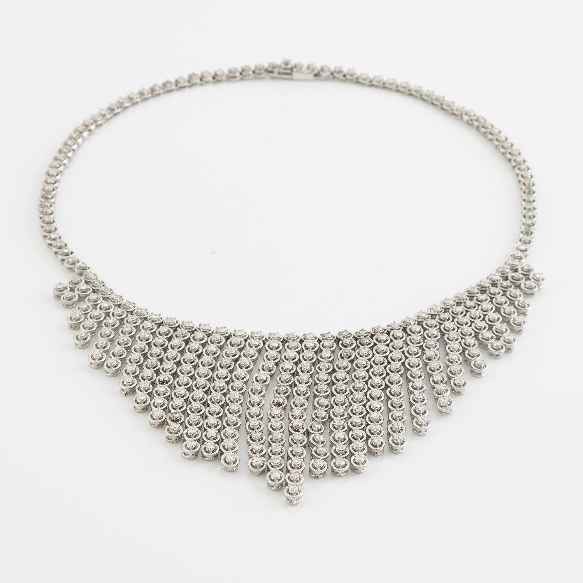 Collier 18K vitguld med briljantslipade diamanter.