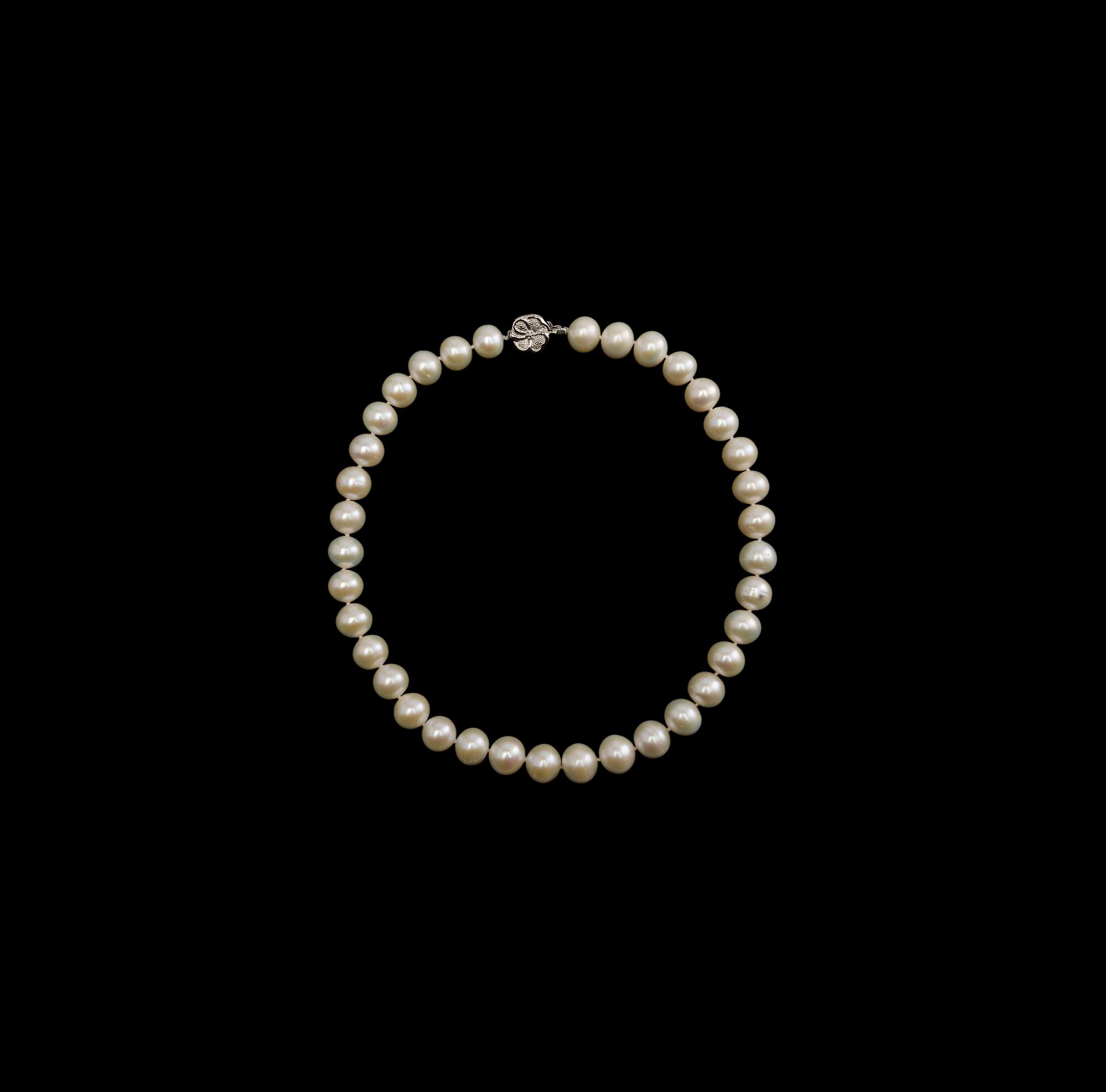 COLLIER, odlade sötvattenspärlor 12 mm. Lås i silver. Längd 43 cm.