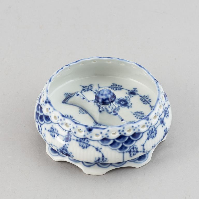 A mixed lot of Royal Copenhagen "Blue Fluted" porcelain 27 parts.