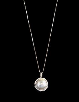 A PENDANT, brilliant cut diamonds 1.78 ct TW, mabe pearl Ø 21 mm. Weight 18,4 g.