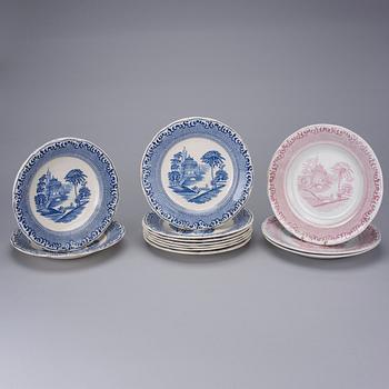TALLRIKAR, 12 st, "Spets" och SERVERINGSFAT, "Willow" fajans, Arabia 1878-1893 och 1932-1949 samt Wedgwood 1900-tal.