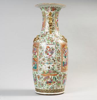 URNA, porslin. Qing dynastin, Kanton, 1800-tal.