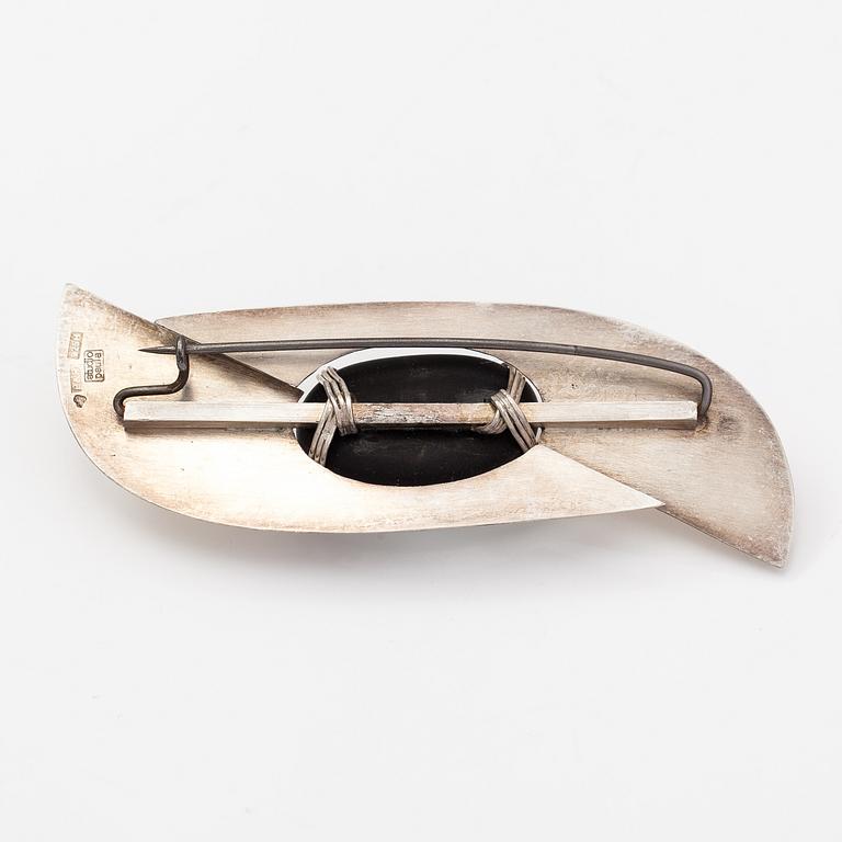 Paula Häiväoja, A sterling silver and natural stone brooch "Kiveen sidottu musta". Pentti Roos/Studio Paula, Helsinki.