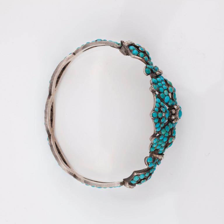 SMYCKEGARNITYR, 4 delar innehållande brosch, armband samt örhängen med turkoser och pärlor. Ostämplade. 1800-tal.