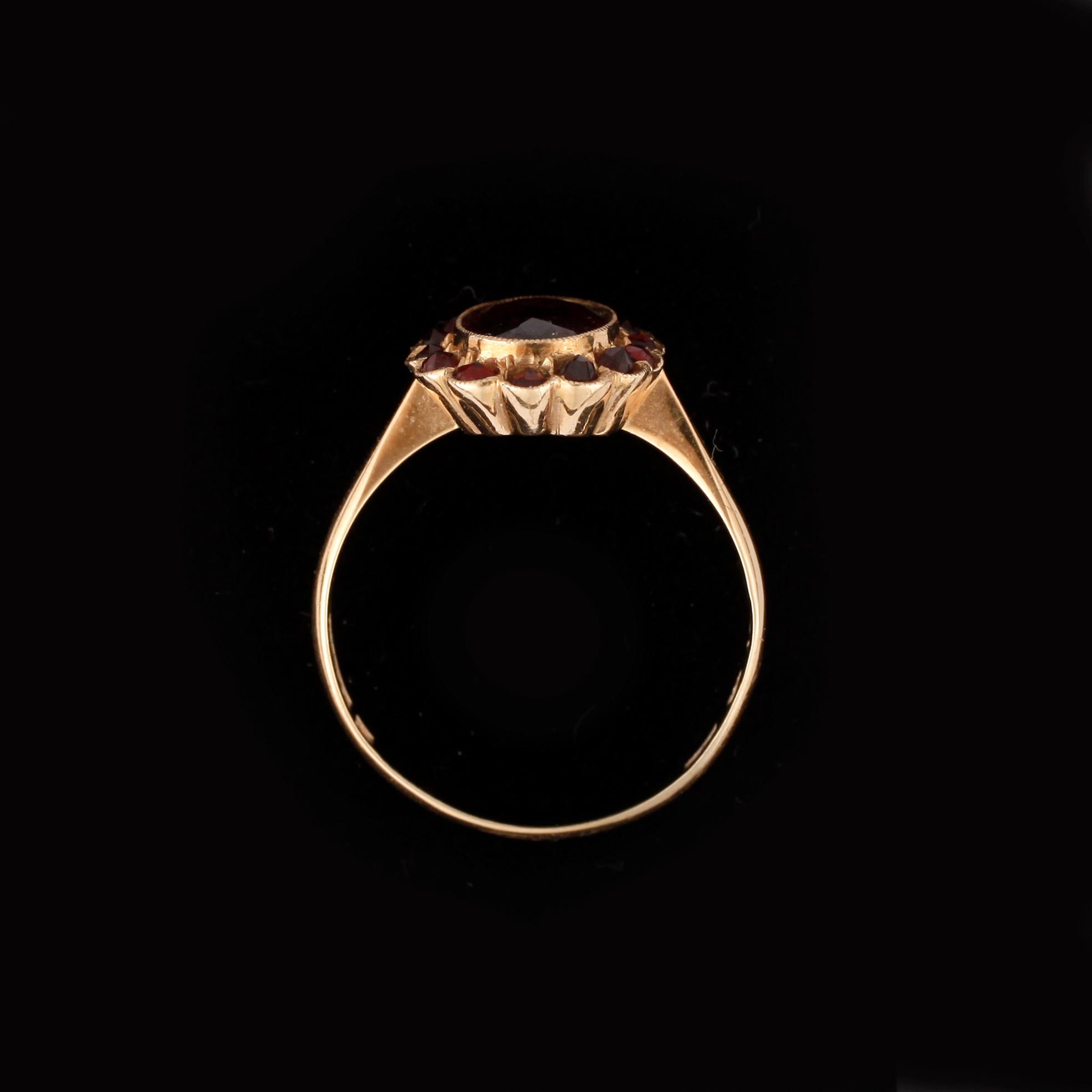 RING, 18K guld med granater, Gustav Dahlgren och co, Malmö, 1936. Vikt ca 2,3g.