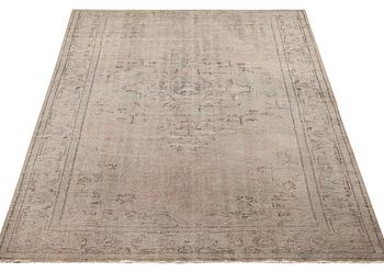 A vintage design Kilim carpet, c. 294 x 197 cm.