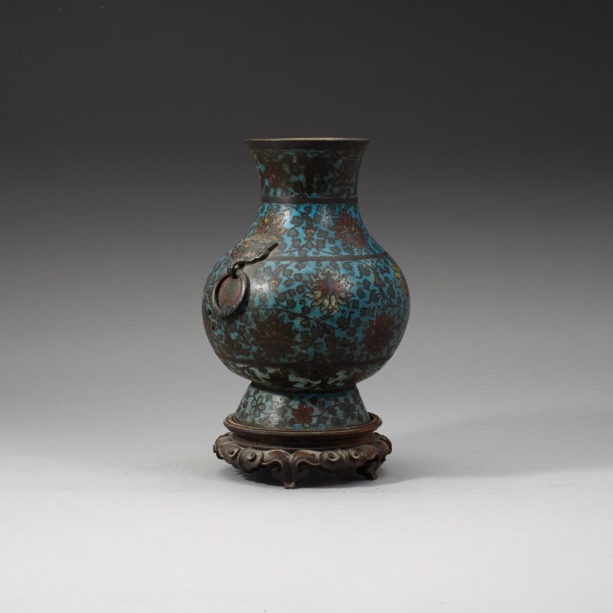 VAS, cloisonné. Mingdynastin (1368-1644).