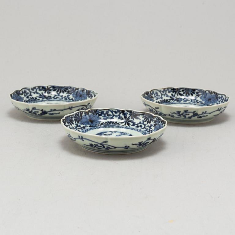 Three Japanese porcelain dishes, late Meiji Period.