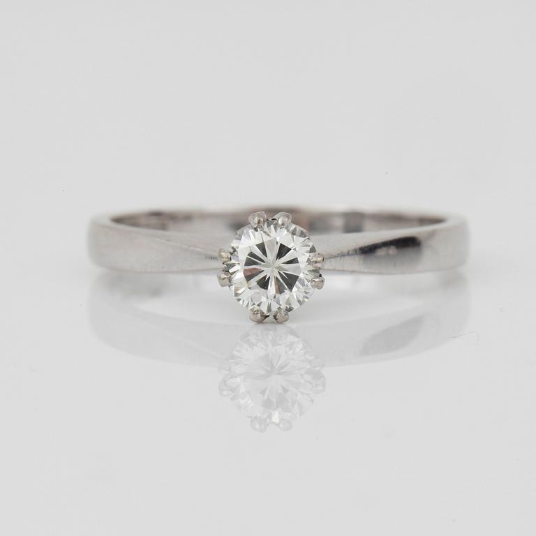 RING, 18K vitguld med briljantslipad diamant 0.40 ct. Vikt 3 g.