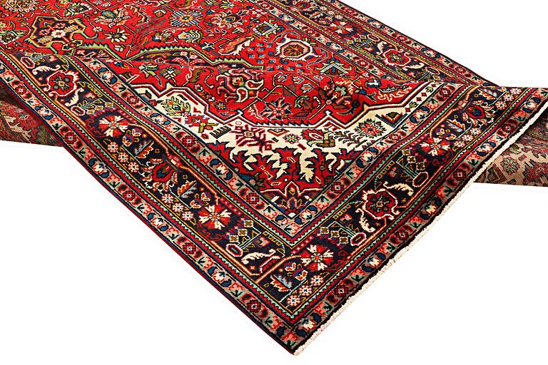 A carpet, Tabriz, ca 298 x 204 cm.