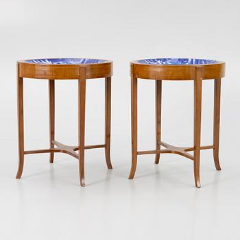 Bord med porslinsfat, ett par, Europa & Japan. omkring år 1900.