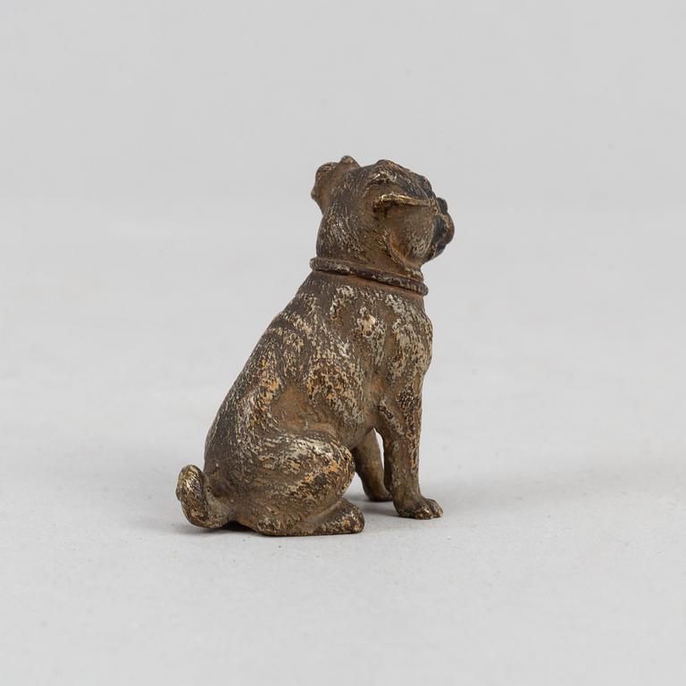 A dog figurine, so called vienna bronze, around the year 1900.