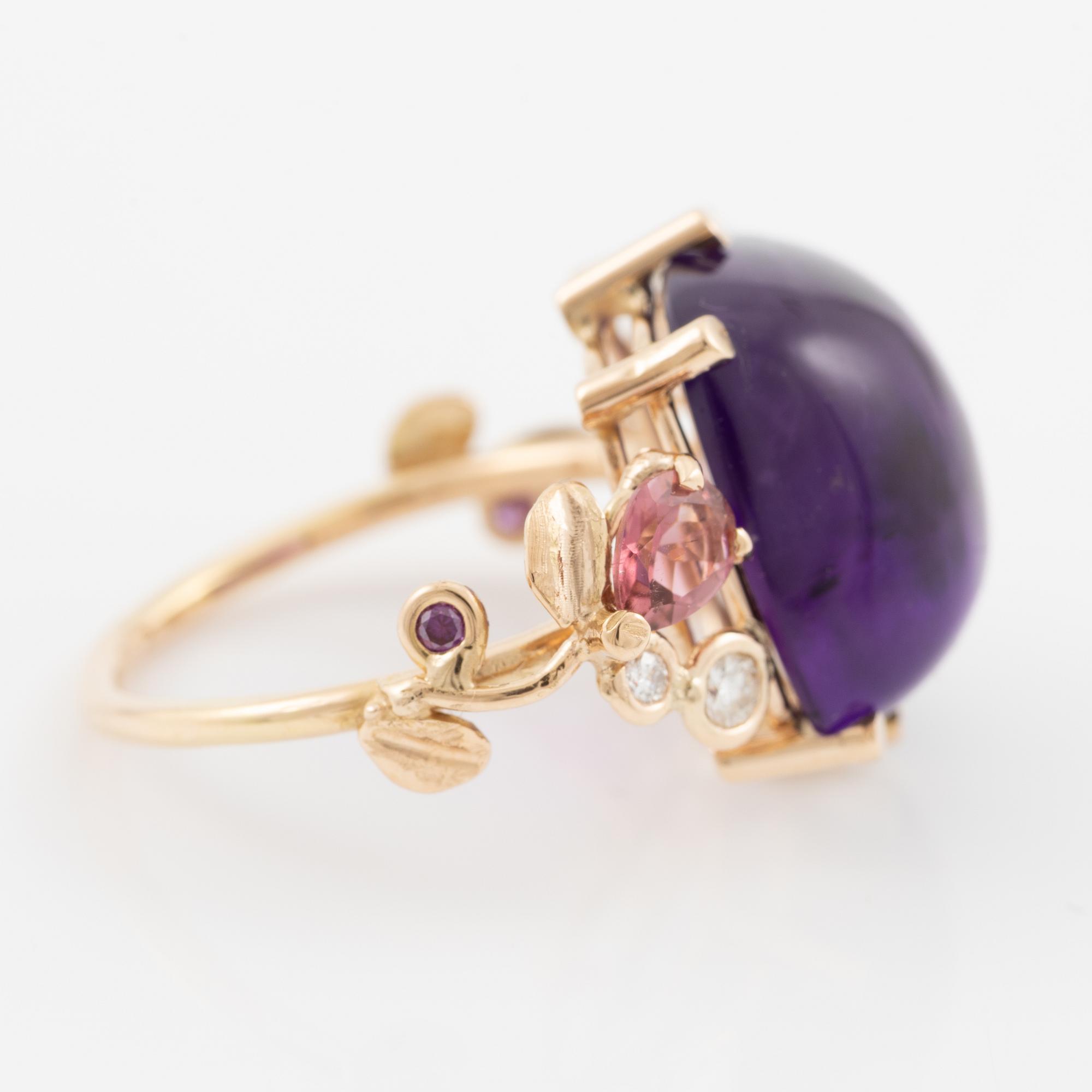 Ring, Mandelstam, 18K guld  med cabochonslipad ametist, turmaliner och briljantslipade diamanter.
